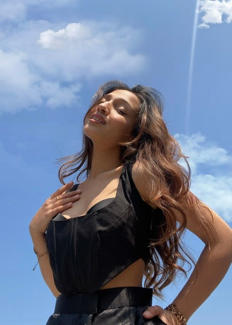 Chic Boning Top In Black